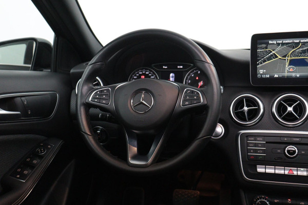 Mercedes-Benz A-Klasse 180 Lease Edition Plus(NL-auto, Panorama, Navi Groot, Parkeersensoren V+A, Cruise Con, Etc)