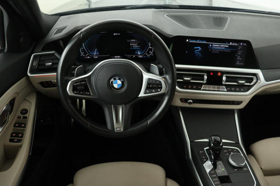 BMW 3-serie 320e M Sport | Laserlight | Trekhaak | Stoelverwarming | Harman/Kardon Sound | Carplay | Adaptief demping | Leder | Navigatie