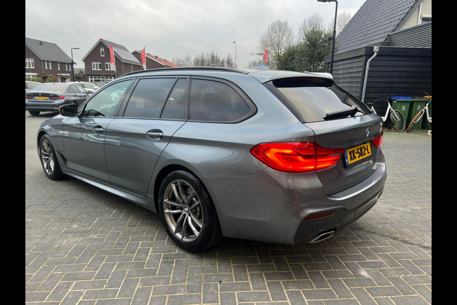 BMW 5 Serie Touring 520i Corporate Lease High Executive | M-Pakket | Panoramadak |Dealer onderhouden | Trekhaak | NL-Auto |