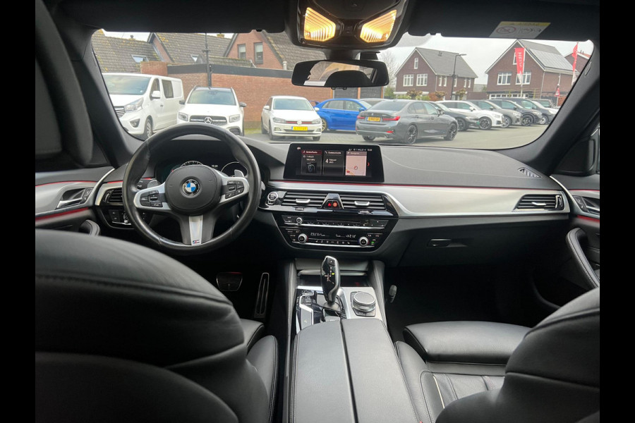 BMW 5 Serie Touring 520i Corporate Lease High Executive | M-Pakket | Panoramadak |Dealer onderhouden | Trekhaak | NL-Auto |