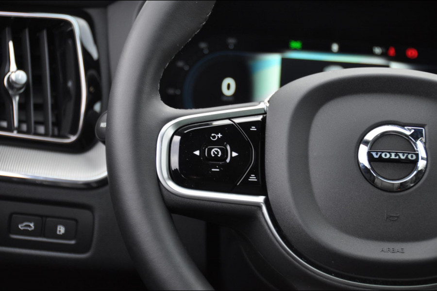 Volvo XC60 T6 Plug-in hybrid AWD Plus Black Edition Long range / Adaptieve cruise control / Panoramadak / Apple carplay / Parkeersensoren met 360 camera / Elektrische achterklep / Elektrische stoelen met geheugen / Stoel en stuurwielverwarming