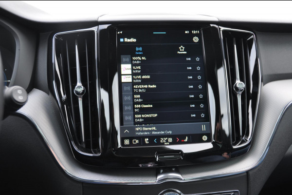 Volvo XC60 T6 Plug-in hybrid AWD Plus Black Edition Long range / Adaptieve cruise control / Panoramadak / Apple carplay / Parkeersensoren met 360 camera / Elektrische achterklep / Elektrische stoelen met geheugen / Stoel en stuurwielverwarming