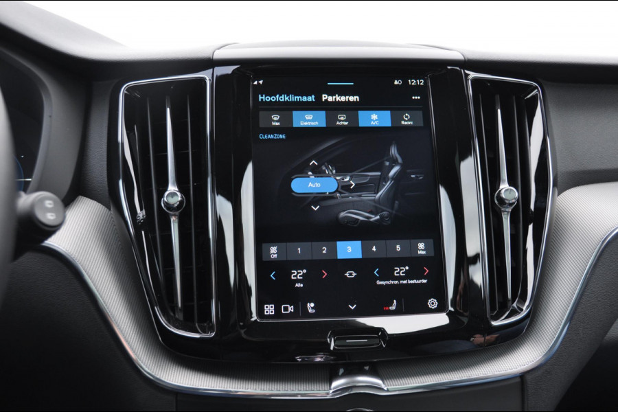 Volvo XC60 T6 Plug-in hybrid AWD Plus Black Edition Long range / Adaptieve cruise control / Panoramadak / Apple carplay / Parkeersensoren met 360 camera / Elektrische achterklep / Elektrische stoelen met geheugen / Stoel en stuurwielverwarming