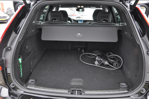 Volvo XC60 T6 Plug-in hybrid AWD Plus Black Edition Long range / Adaptieve cruise control / Panoramadak / Apple carplay / Parkeersensoren met 360 camera / Elektrische achterklep / Elektrische stoelen met geheugen / Stoel en stuurwielverwarming