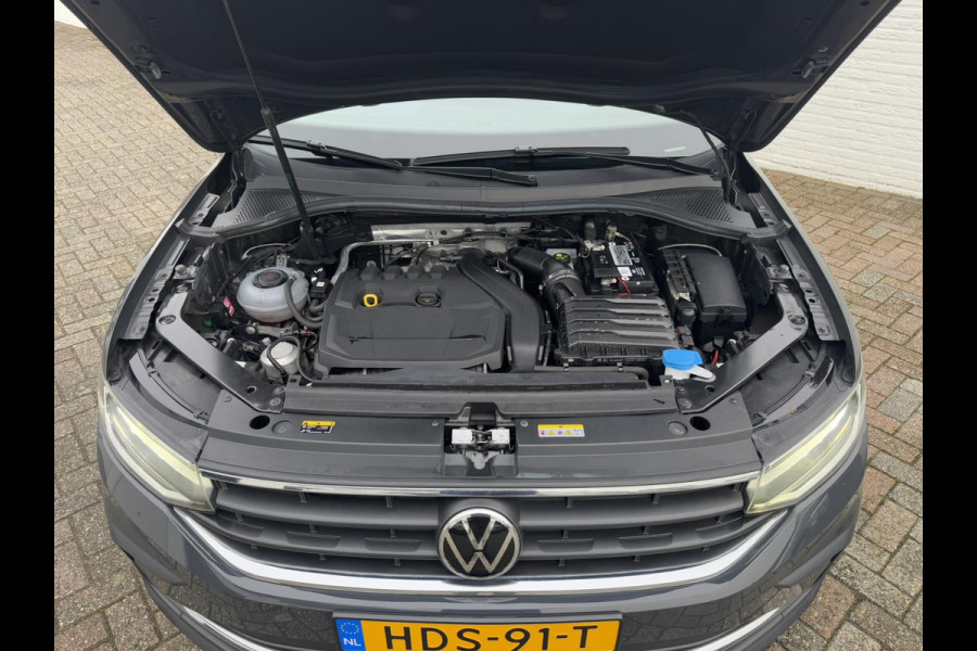 Volkswagen Tiguan 1.5 TSI Life Nieuw model Led Clima Safety pack Pdc Mooie kleur Nette auto!