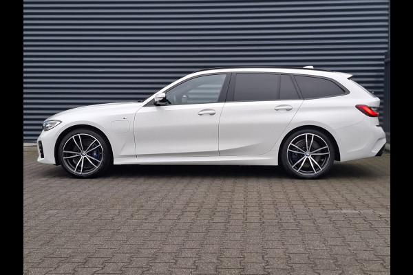 BMW 3 Serie Touring 330e M Sport Plug In Hybrid 293pk PHEV | Panodak | Adaptive Cruise | Trekhaak af Fabriek | Harman Kardon | Head Up | Adaptive Onderstel | Apple Carplay | Sportstoelen Memory |