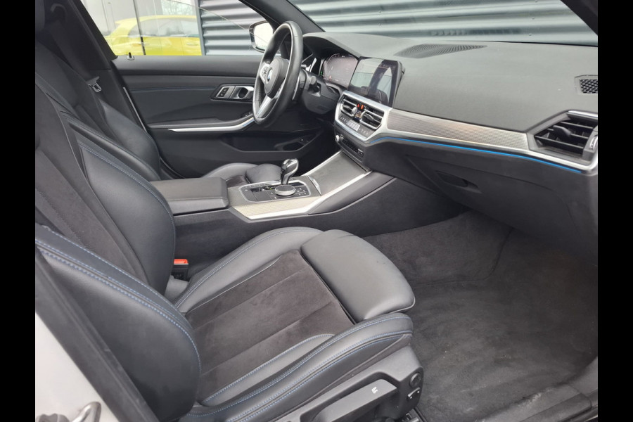 BMW 3 Serie Touring 330e M Sport Plug In Hybrid 293pk PHEV | Panodak | Adaptive Cruise | Trekhaak af Fabriek | Harman Kardon | Head Up | Adaptive Onderstel | Apple Carplay | Sportstoelen Memory |