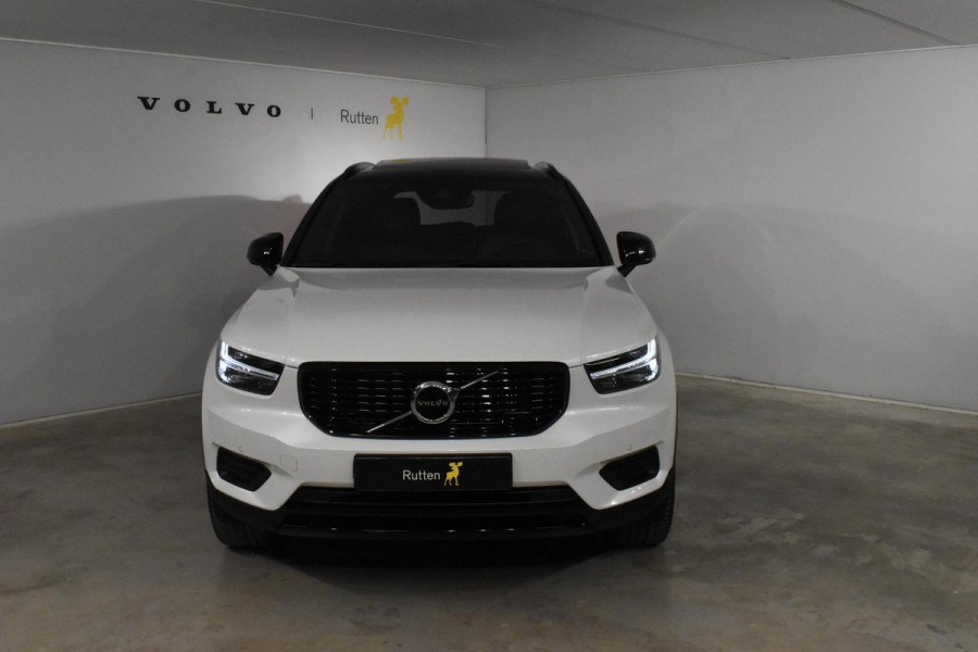 Volvo XC40 T4 211PK Automaat Recharge R-Design / Panoramadak / Donker getint glas / 20"Velgen / Verwarmbare stoelen