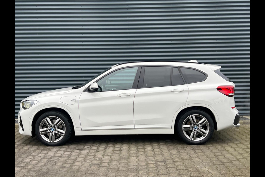 BMW X1 xDrive25e M Sport Plug in Hybrid PHEV | Afneembare Trekhaak | Panodak | Adaptive Cruise | Camera | Carplay | Sfeerverlichting |