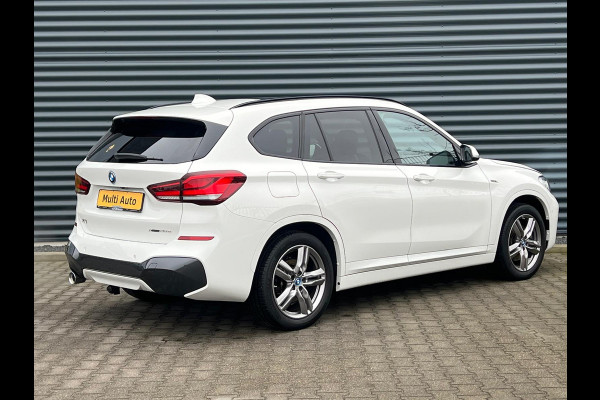 BMW X1 xDrive25e M Sport Plug in Hybrid PHEV | Afneembare Trekhaak | Panodak | Adaptive Cruise | Camera | Carplay | Sfeerverlichting |