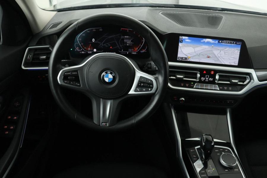 BMW 3-serie 330i Executive Edition | Carplay | Sfeerverlichting | Navigatie | Full LED | 19'' | Live Cockpit | Climate control | PDC | Cruise control