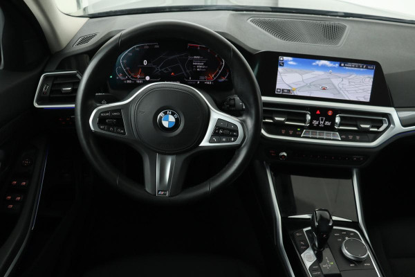 BMW 3-serie 330i Executive Edition | Carplay | Sfeerverlichting | Navigatie | Full LED | 19'' | Live Cockpit | Climate control | PDC | Cruise control