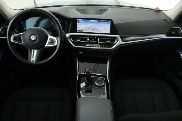 BMW 3-serie 330i Executive Edition | Carplay | Sfeerverlichting | Navigatie | Full LED | 19'' | Live Cockpit | Climate control | PDC | Cruise control