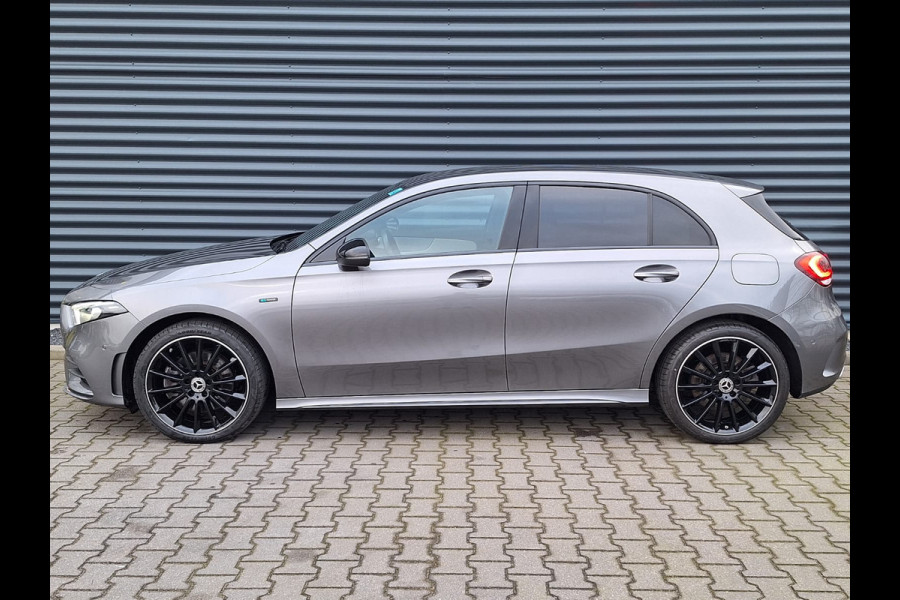 Mercedes-Benz A-Klasse 250 e AMG Night Edition Plug in Hybrid PHEV | Carplay | Lederen Sportstoelen Memory | Widescreen Navi | Carplay | Sfeerverlichting | Camera | Stoelverwarming | DAB |