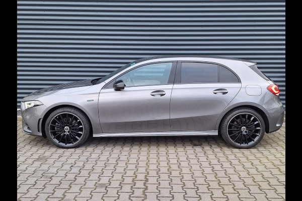 Mercedes-Benz A-Klasse 250 e AMG Night Edition Plug in Hybrid PHEV | Carplay | Lederen Sportstoelen Memory | Widescreen Navi | Carplay | Sfeerverlichting | Camera | Stoelverwarming | DAB |