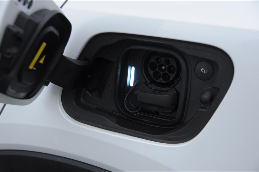 Volvo XC40 Single Motor Extended Range Plus 82 kWh / Adaptive cruise control / Pilot assist / BLIS / Stoel en stuur verwarming / Elektrische achterklep / Parkeersensoren met camera / Google infotainment /