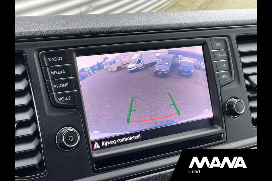 Volkswagen Crafter 35 2.0 3.180 L3H3 RWD 180pk Airco Camera Navi Trekhaak CarPlay Laadruimtebekleding 12V Opstapbumper Leder Bijrijdersbank