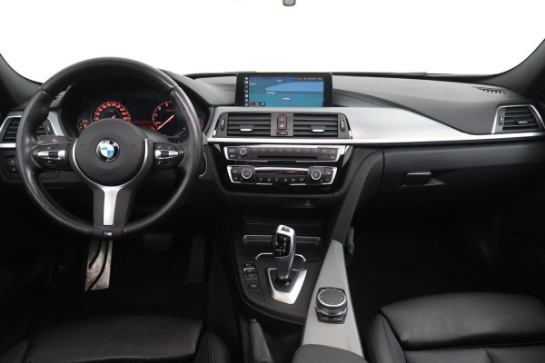 BMW 3 Serie Touring 318i M Sport Corporate Lease Automaat (PANODAK, CAMERA, NAVIGATIE, STOELV, PDC, NL-AUTO, DEALER ONDERHOUDEN)