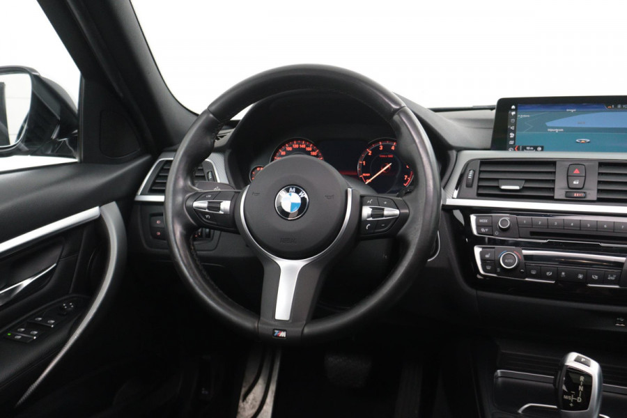 BMW 3 Serie Touring 318i M Sport Corporate Lease Automaat (PANODAK, CAMERA, NAVIGATIE, STOELV, PDC, NL-AUTO, DEALER ONDERHOUDEN)