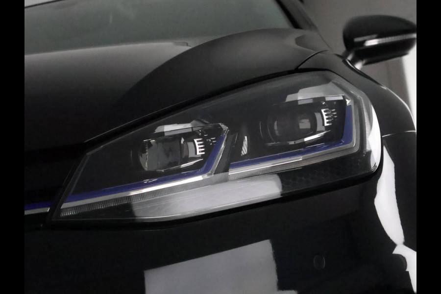 Volkswagen e-Golf Black Edition 100 kW | Navigatie | Climate Control | Lichtsensor |