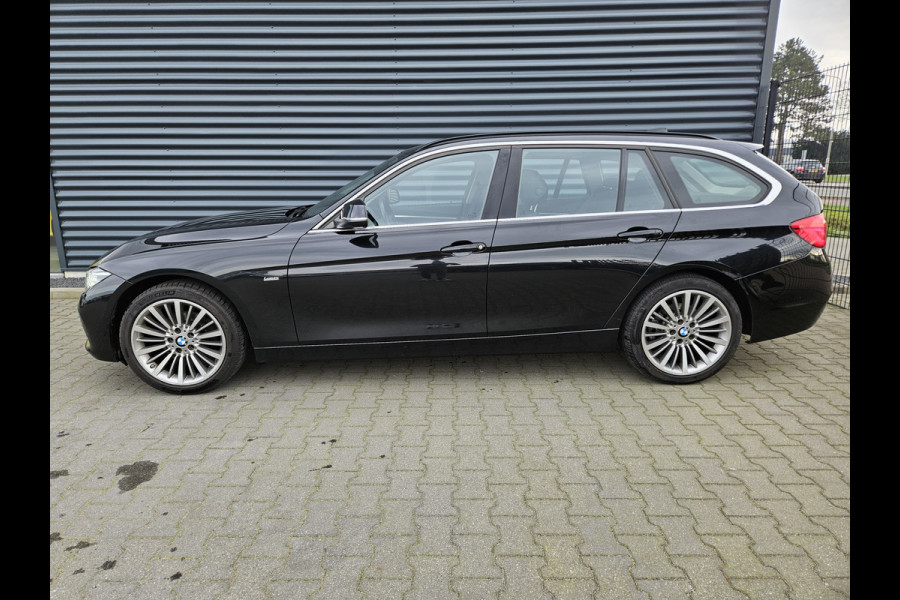 BMW 3 Serie Touring 320i Edition Luxury Line 184pk Automaat | Panodak | Trekhaak af Fabriek | Lederen Bekleding | LED Koplampen | 18"L.M | Navi Full Map | Stoelverwarming |