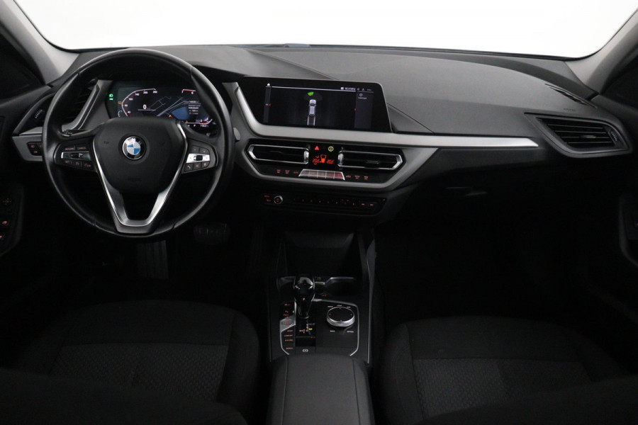 BMW 1-serie 118i Executive Edition (1e Eig, NL-auto, Dealer onderH Carplay/ Android, Navi-groot, PDC V+A, Cruise Control, Etc)