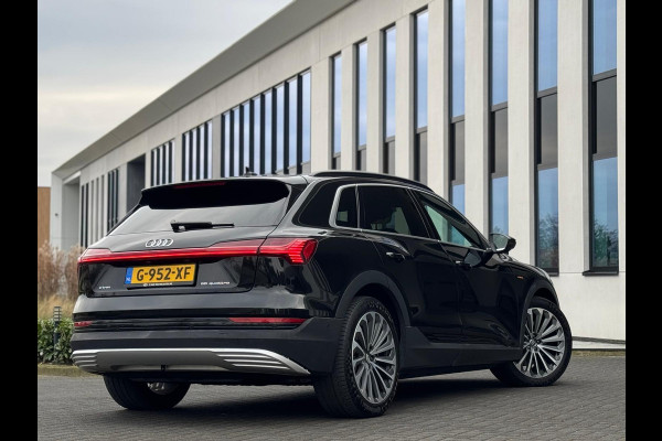 Audi e-tron E-tron 55 quattro 95 kWh S-LINE, 21 inch, 1/2 leder,trekhaak, 1e eigenaar, nl auto met nationale auto pas