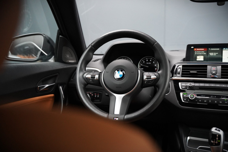 BMW 1-serie 118i Edition M-Sport Shadow High Executive | Harman Kardon | Panoramadak | Stoelverwarming | Stuurverwarming | Keyless | Camera | Navigatie | Shadowline | DAB | PDC |