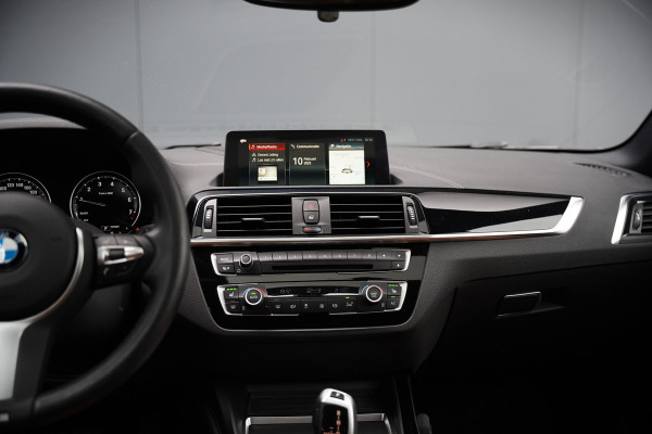 BMW 1-serie 118i Edition M-Sport Shadow High Executive | Harman Kardon | Panoramadak | Stoelverwarming | Stuurverwarming | Keyless | Camera | Navigatie | Shadowline | DAB | PDC |