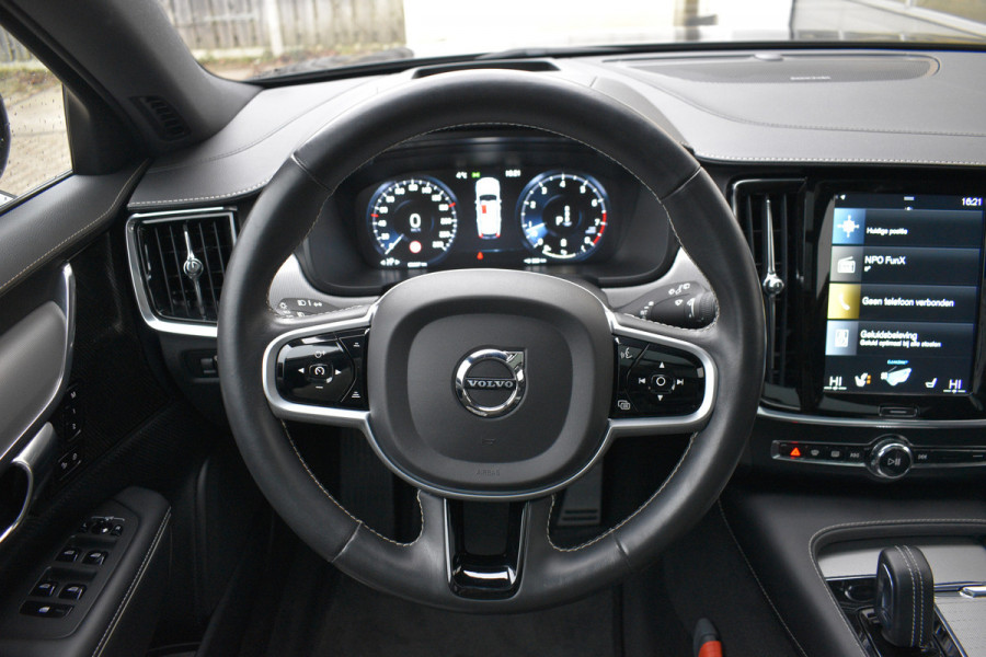 Volvo V90 B4 211PK Automaat Ultimate Dark | Panoramadak | Leder | ACC | Blis | Trekhaak | 360 camera | H&K | HUD | 19"LMV |