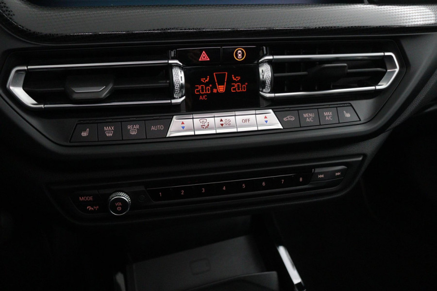 BMW 1-serie 118i Executive Edition Automaat (PANODAK, NAVI, PDC V+A, CARPLAY, CRUISE, NL-AUTO, DEALER ONDERHOUDEN)