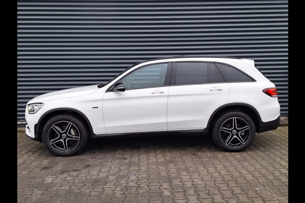 Mercedes-Benz GLC 300e 4MATIC AMG Night Plug in Hybrid 320pk | PHEV | Panodak | Trekhaak af Fabriek | Carplay | Navi | Camera | Spraakbediening | DAB | Stoelverwarming | Cruise Control |