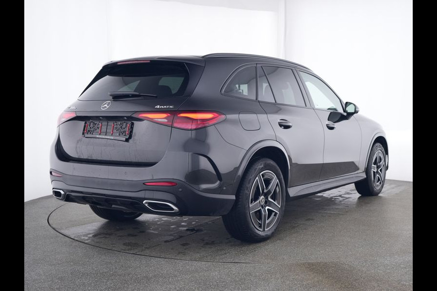 Mercedes-Benz GLC 300 e 4M AMG Plug-In Hybride AMG Styling | Night Pakket | Alarm | Trekhaak | Stoel en Stuurverwarming. Inclusief 24 maanden MB Certified garantie voor Europa.