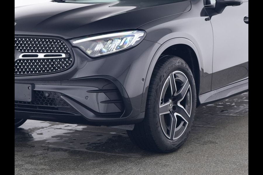 Mercedes-Benz GLC 300 e 4M AMG Plug-In Hybride AMG Styling | Night Pakket | Alarm | Trekhaak | Stoel en Stuurverwarming. Inclusief 24 maanden MB Certified garantie voor Europa.