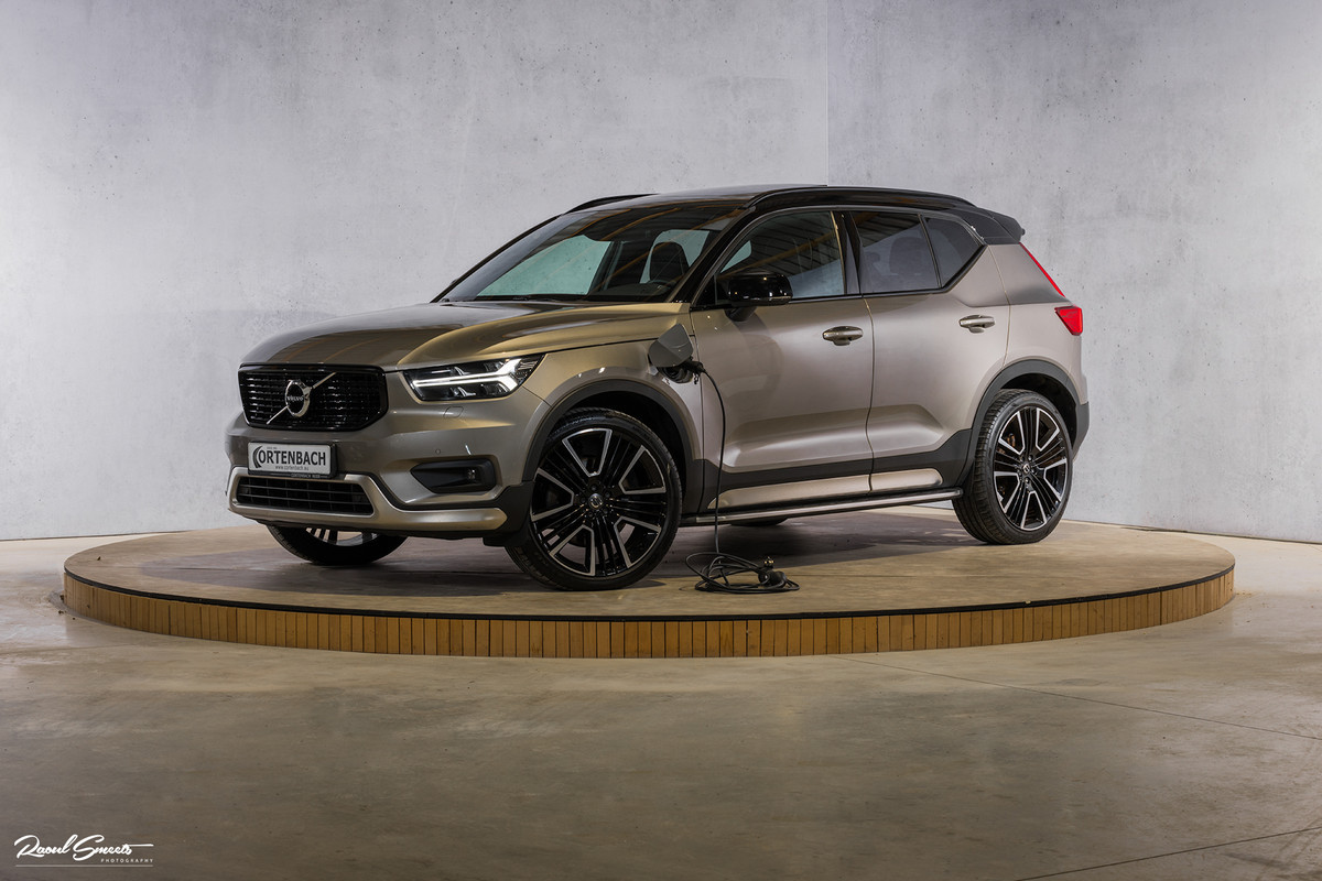 Volvo XC40 1.5 T5 Recharge R-Design | Polestar Engineered | Adaptieve cruise | Zwenkbare trekhaak | Harman Kardon | Side skirts + Skid plat