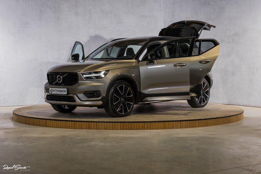 Volvo XC40 1.5 T5 Recharge R-Design | Polestar Engineered | Adaptieve cruise | Zwenkbare trekhaak | Harman Kardon | Side skirts + Skid plat