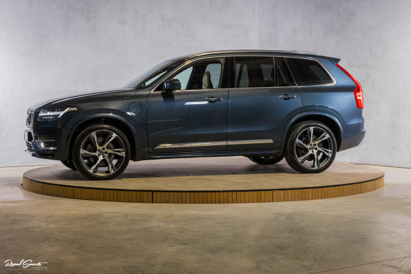 Volvo XC90 2.0 T8 Recharge AWD Ultimate Bright | Luchtvering | Panorama dak | Zwenkbare trekhaak | Stoelkoeling + Massage | Adaptieve cruis