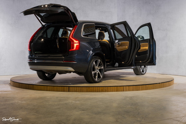 Volvo XC90 2.0 T8 Recharge AWD Ultimate Bright | Luchtvering | Panorama dak | Zwenkbare trekhaak | Stoelkoeling + Massage | Adaptieve cruis