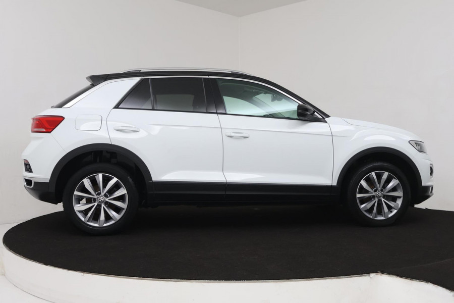 Volkswagen T-Roc 1.5 TSI Sport Business R Automaat (NAVIGATIE, CAMERA, CARPLAY, PDC, STOELVERWARMING, GOED ONDERHOUDEN)