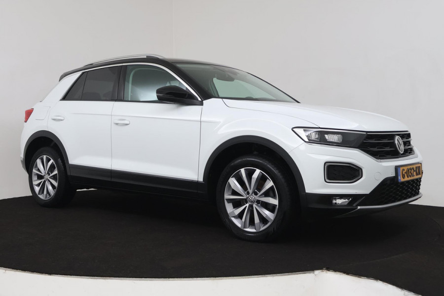 Volkswagen T-Roc 1.5 TSI Sport Business R Automaat (NAVIGATIE, CAMERA, CARPLAY, PDC, STOELVERWARMING, GOED ONDERHOUDEN)