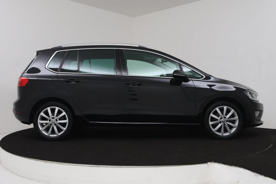 Volkswagen Golf Sportsvan 1.4 TSI Highline Automaat (NAVIGATIE, CARPLAY, STOELVERWARMING, CLIMA, TREKHAAK, ADAPTIVe CRUISE)