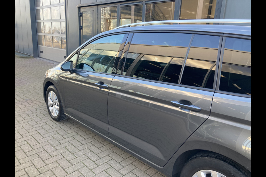 Volkswagen Touran 1.5 TSi 150pk DSG Comfortline Business 7-pers. CAMERA/NAVI/CARPLAY/TREKHAAK/PDC/STOELVERWARMING