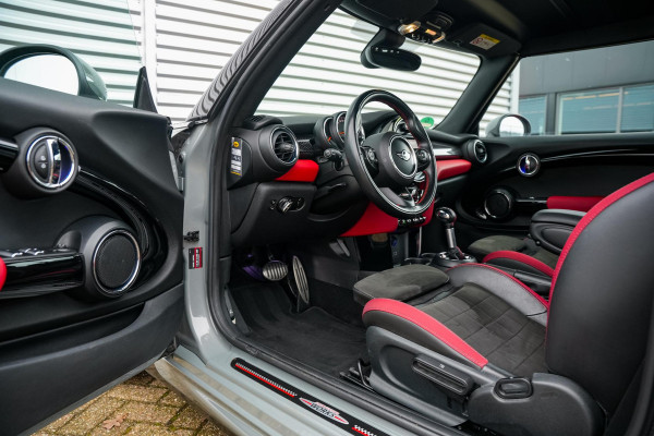 MINI Cabrio 2.0 Cooper S Chili JCW Xenon Leer Alcantara Navigatie Cruise PDC Stoelverw.