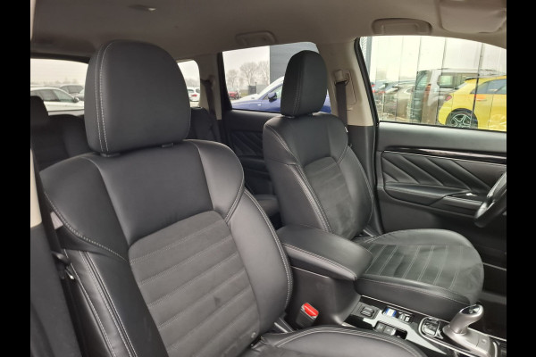 Mitsubishi Outlander 2.4 Intense Plug in Hybrid PHEV | Alcantara Sportstoelen Verwarmd | Trekhaak af Fabriek | Apple Carplay Navigatie | Camera | L.M. 18" | Cruise Control | Climate Control | DAB |