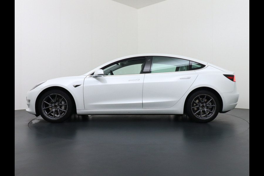 Tesla Model 3 Long Range 75kWh 463PK Trekhaak Ivory-Int. FSD Full Self Driving Computer-3 Premium Audio 4wd Leer AutoPilot Panoramadak Camera' Stoel en achterbank verwarming Keyless Electr.Stoelen+Memory+Easy-Entry WiFi Origineel Nederlandse auto Grootste accu, Tot 16,5kwh thuis laden. Afneembare Trekhaak 1.000kg trekvermogen