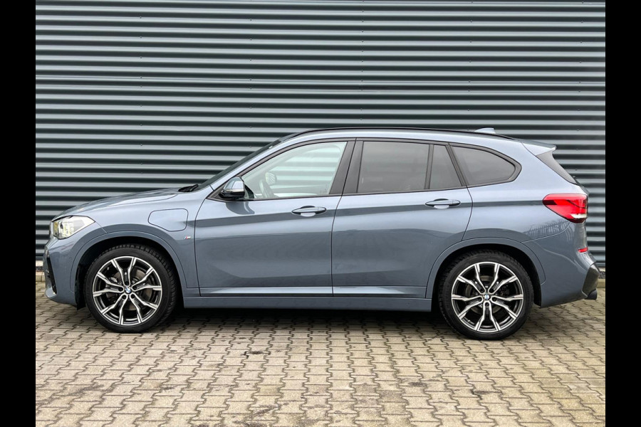 BMW X1 xDrive25e M Sport Plug in Hybrid Storm Bay Metallic PHEV | Panodak | Sportstoelen Leder | Led | Stoelverwarming | Sfeerverlichting | 19'' L.M. |