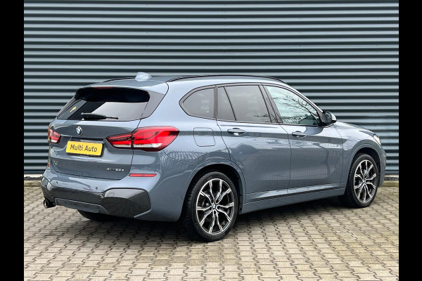 BMW X1 xDrive25e M Sport Plug in Hybrid Storm Bay Metallic PHEV | Panodak | Sportstoelen Leder | Led | Stoelverwarming | Sfeerverlichting | 19'' L.M. |