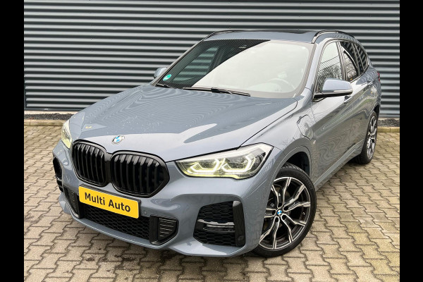 BMW X1 xDrive25e M Sport Plug in Hybrid Storm Bay Metallic PHEV | Panodak | Sportstoelen Leder | Led | Stoelverwarming | Sfeerverlichting | 19'' L.M. |