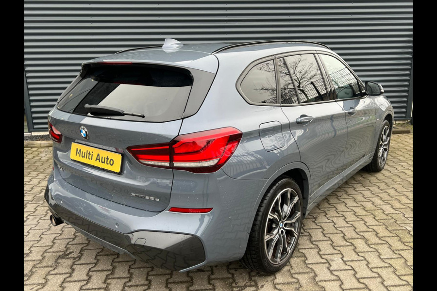 BMW X1 xDrive25e M Sport Plug in Hybrid Storm Bay Metallic PHEV | Panodak | Sportstoelen Leder | Led | Stoelverwarming | Sfeerverlichting | 19'' L.M. |