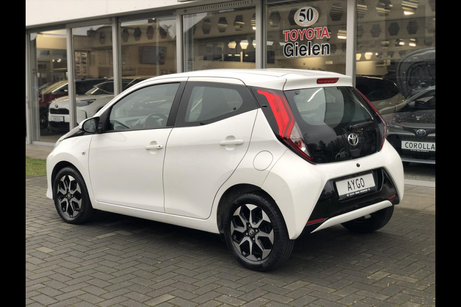 Toyota Aygo 1.0 VVT-i 72pk 5D x-joy | Apple CarPlay/Android Auto, Lichtmetalen velgen, Parkeersensoren, Safety Sense, Camera